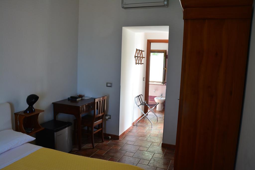 B&B La Casa Rossa Paola Rum bild